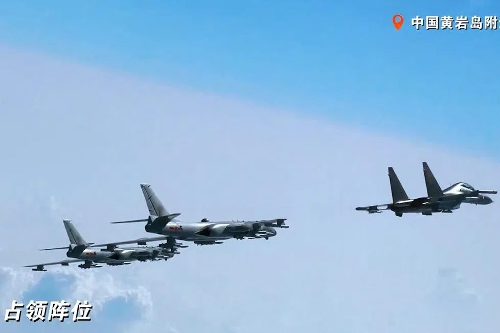 中国人民解放军南部战区星期四（4月30日）在微信公众号上通报，战区当天组织空中兵力在黄岩岛领空及周边空域开展战备警巡。（南部战区微信公众号视频截屏）