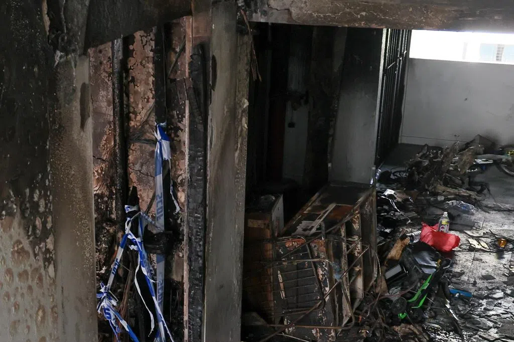 大巴窑组屋大火 消防员拉水管爬10楼灭火