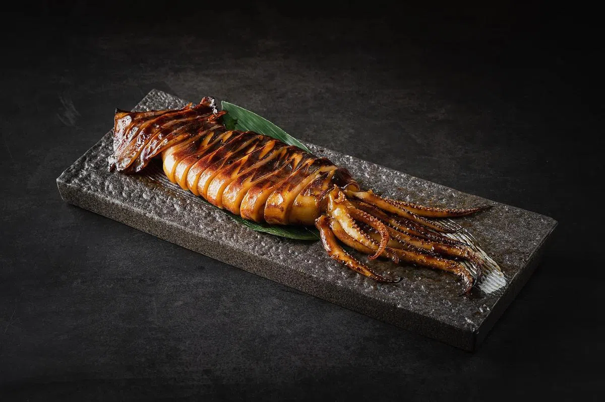 日本餐馆Ka-EN Grill & Sushi Bar的香嫩炭烤乌贼。（餐馆提供照片）