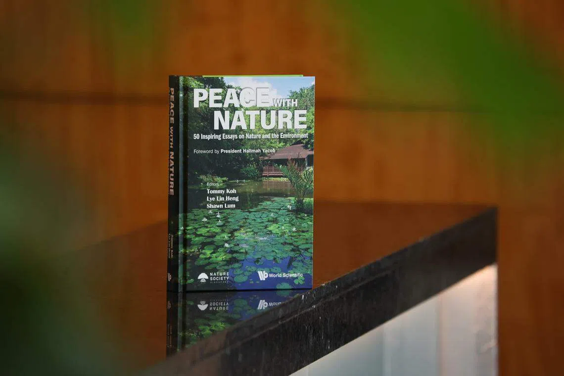 “Peace with Nature”收录50篇有关保存新加坡生物多样性等保育课题的文章。（蔡家增摄）