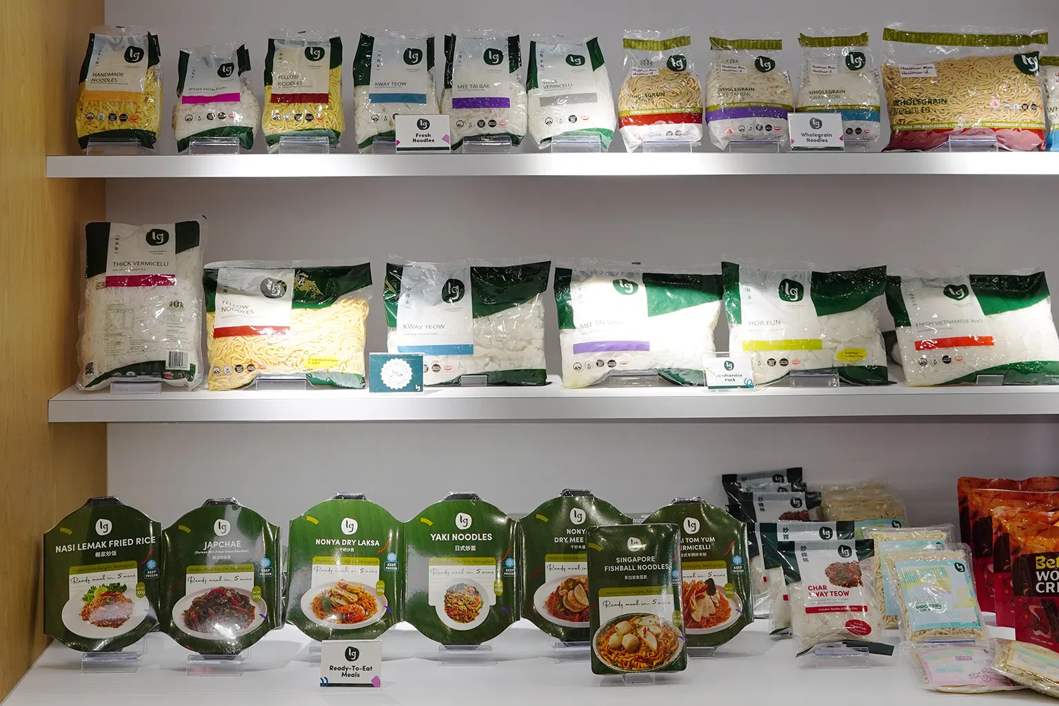 隆原不仅每日生产传统面类与豆制品，还推出即食产品例如本地鱼圆面、干叻沙面和云吞皮零食。（受访者提供）