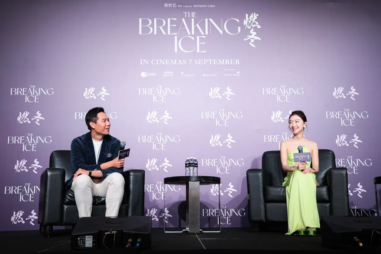 《燃冬》记者会4日于滨海湾金沙举行，导演陈哲艺（左）和女主角周冬雨谈拍片趣事。（李冠卫摄）