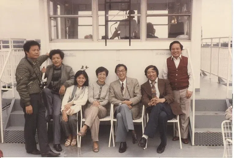 1985年受邀参加爱荷华“国际写作计划”的（左起）杨青矗、向阳、方梓、淡莹、张贤亮、冯骥才、王润华同游密西西北河，在船上合影。
 （王润华提供）