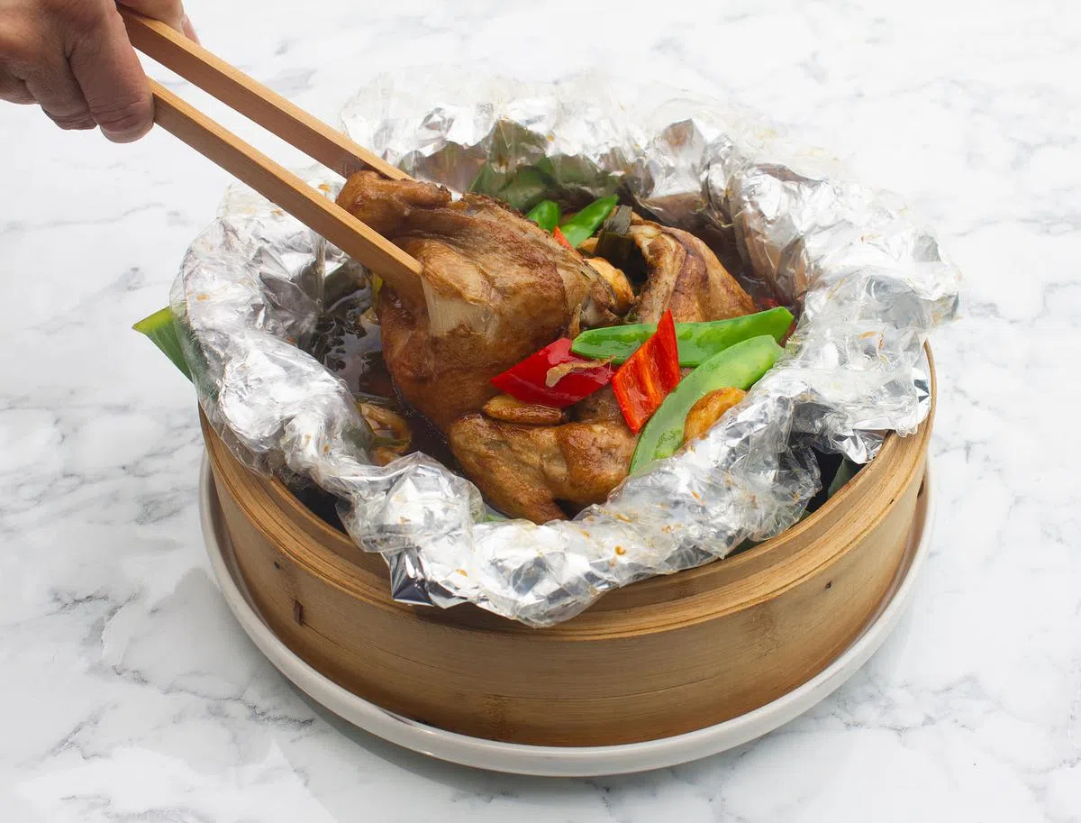 蚝油鸡的做法繁复，风味独特。（餐馆提供照片）