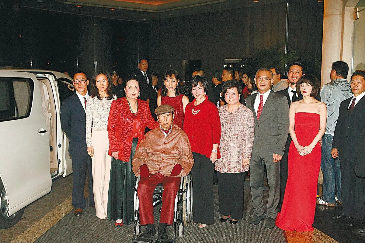 何鸿燊（前排）二房太太蓝琼缨（后排左三）与孩子们：何猷龙（左一）、何超凤（左四）、何超群（左五）、何超蕸（左六）、何超仪（左八）。（互联网）