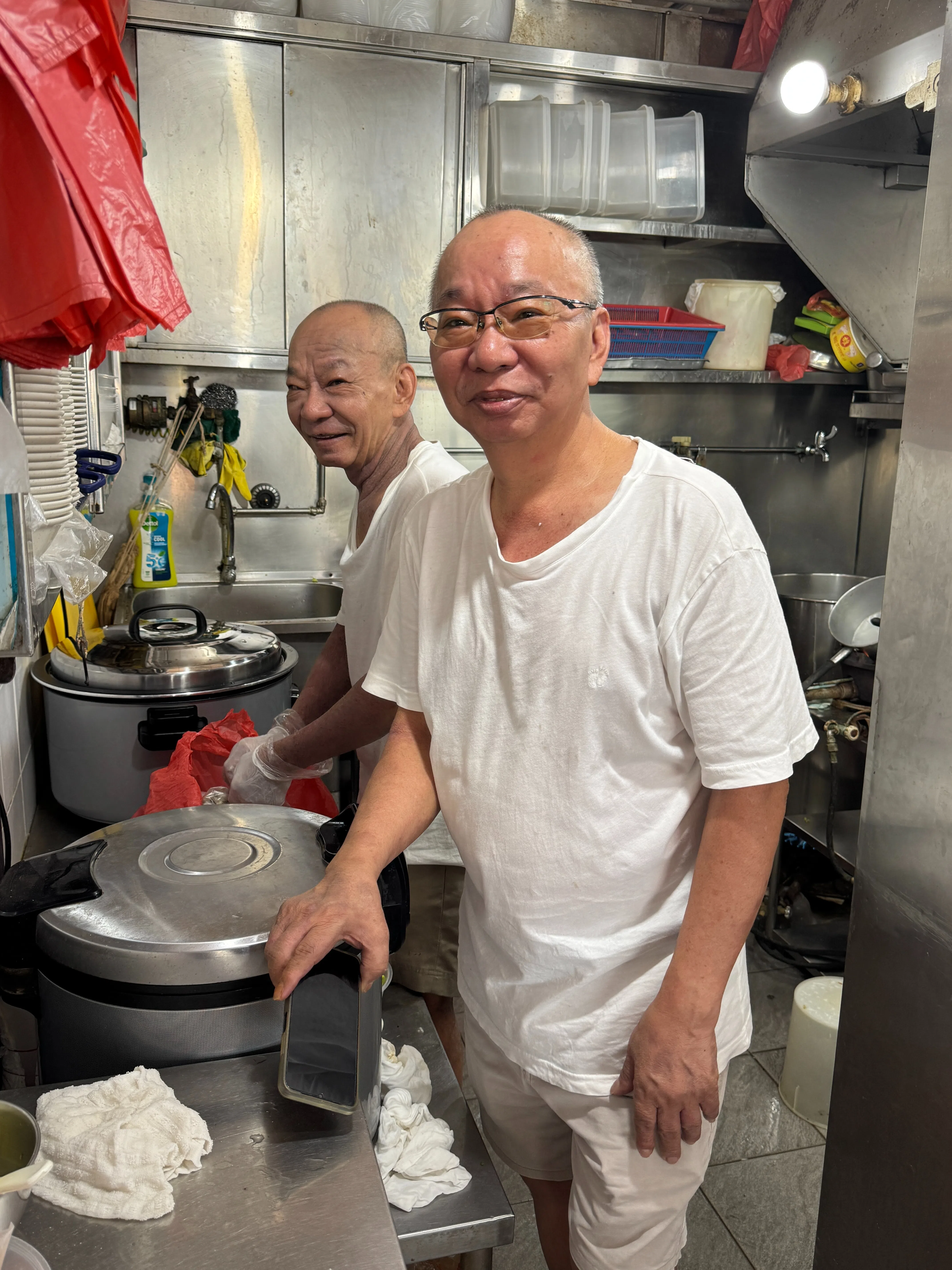 韩江鱼汤由两个孪生兄弟经营了20年。（翁铭芯摄）