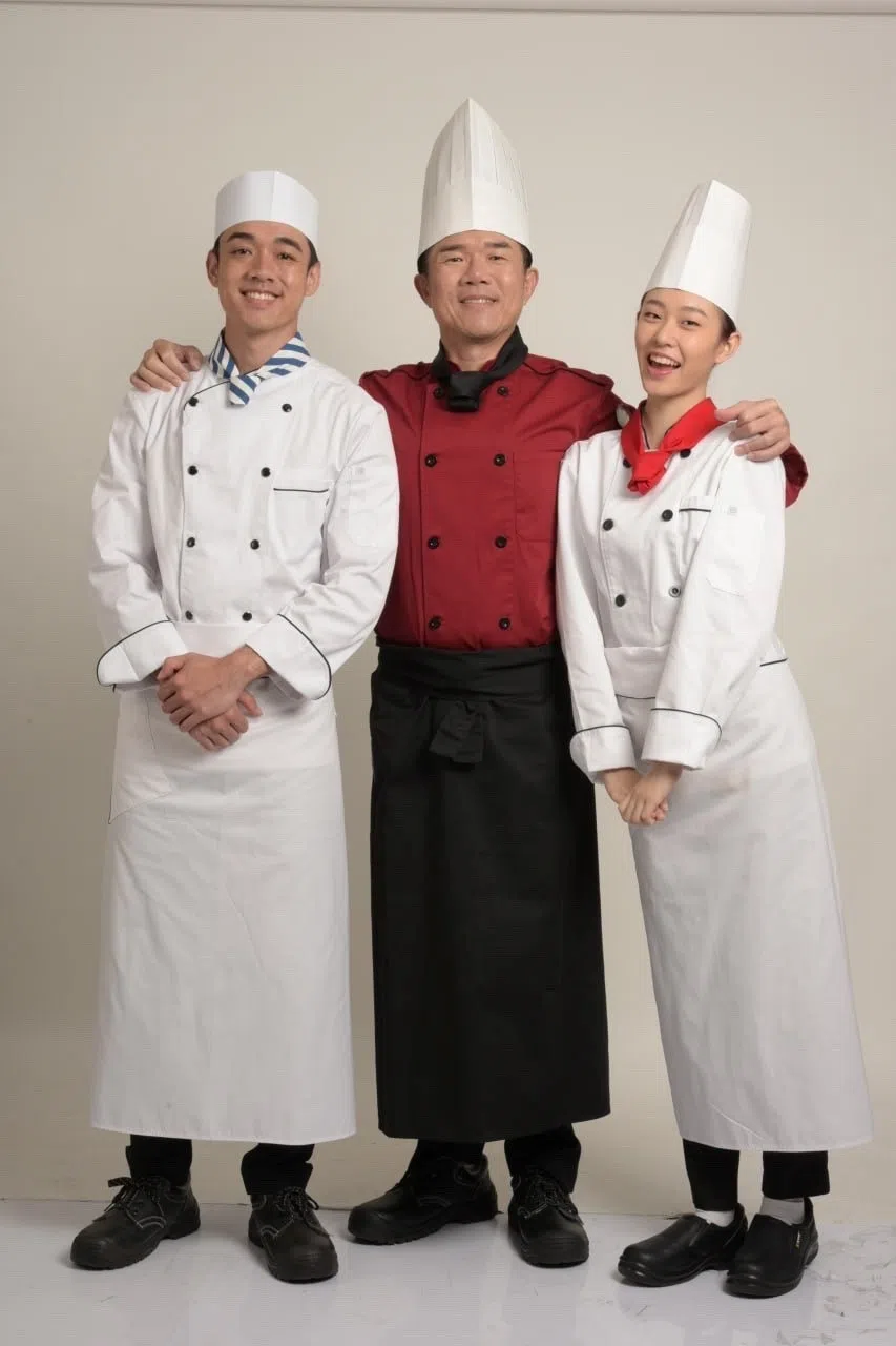 崇喆（左）和林昭婷（右）在《非爱不可》中的恋情遭到女方父亲苏梽诚（中）反对。（新传媒提供）