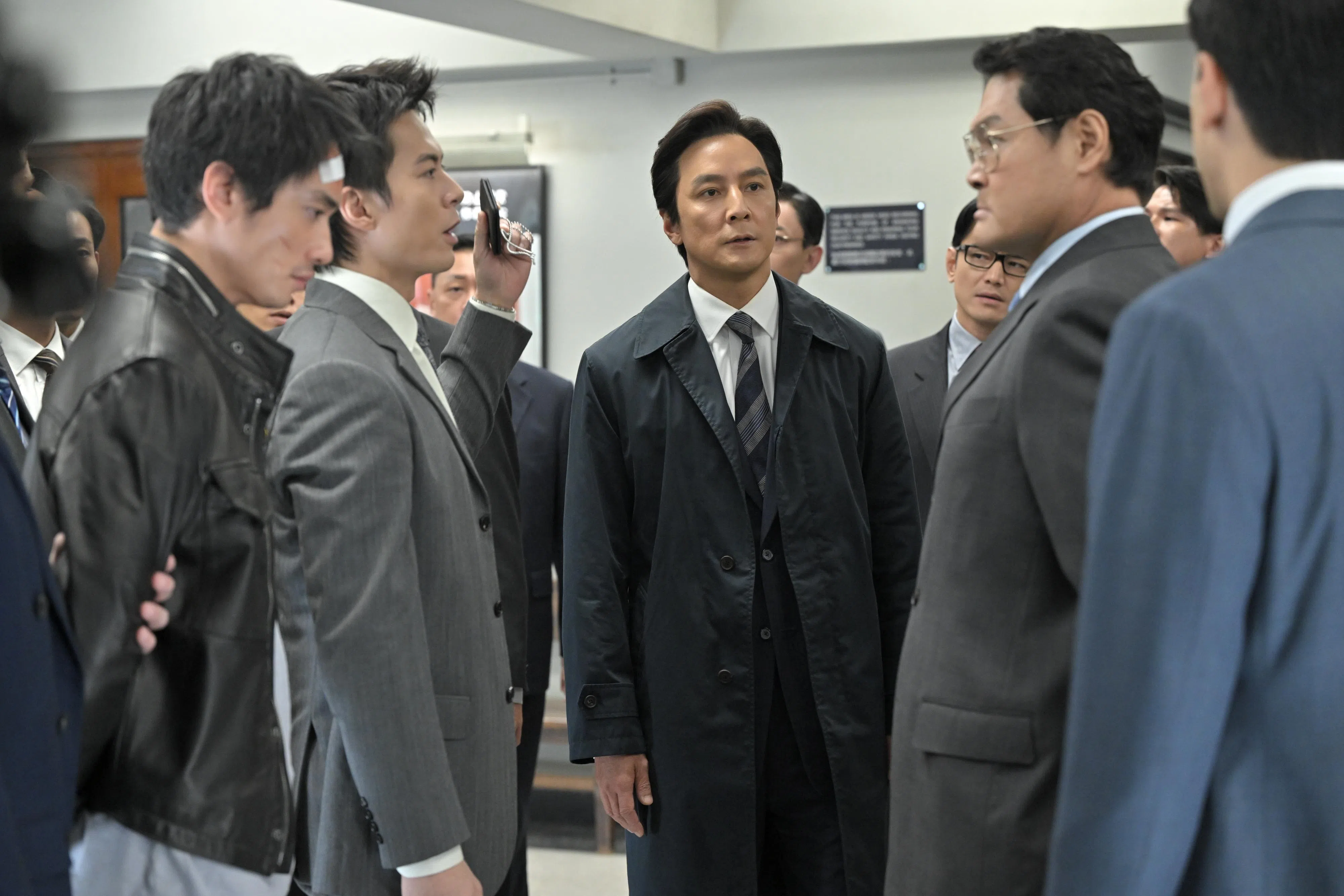 吴彦祖（中）在片中演城府深野心大的黑警“蔡元祺”。（嘉华院线提供）