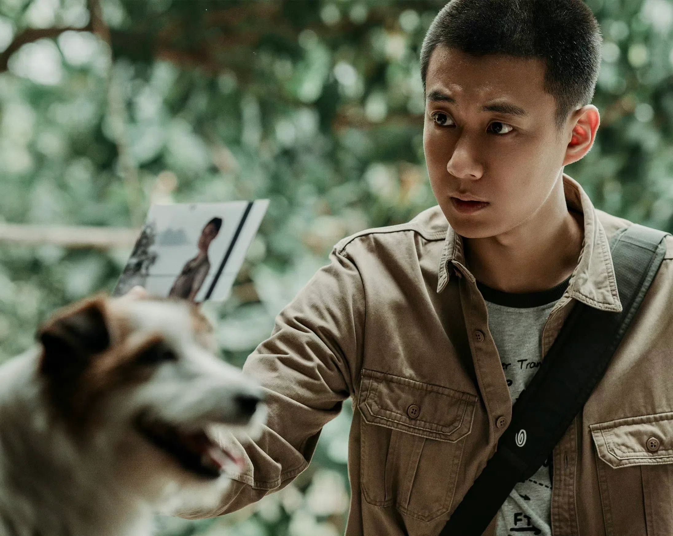 高至霆跟小狗花椒接触下来，发现它既聪明也很有灵性。（取自剧集微博）