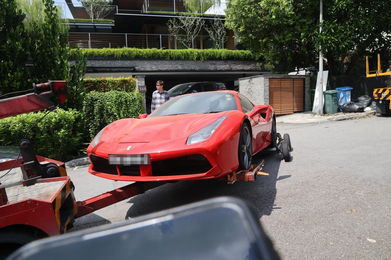 警方11月在一名被告苏宝林的住所拖走豪车。（档案照片）