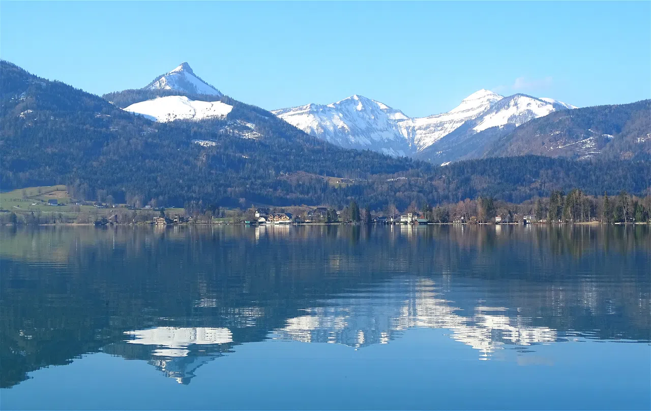 湖面平静、雪山倒映的沃尔夫冈湖。（许月英摄）