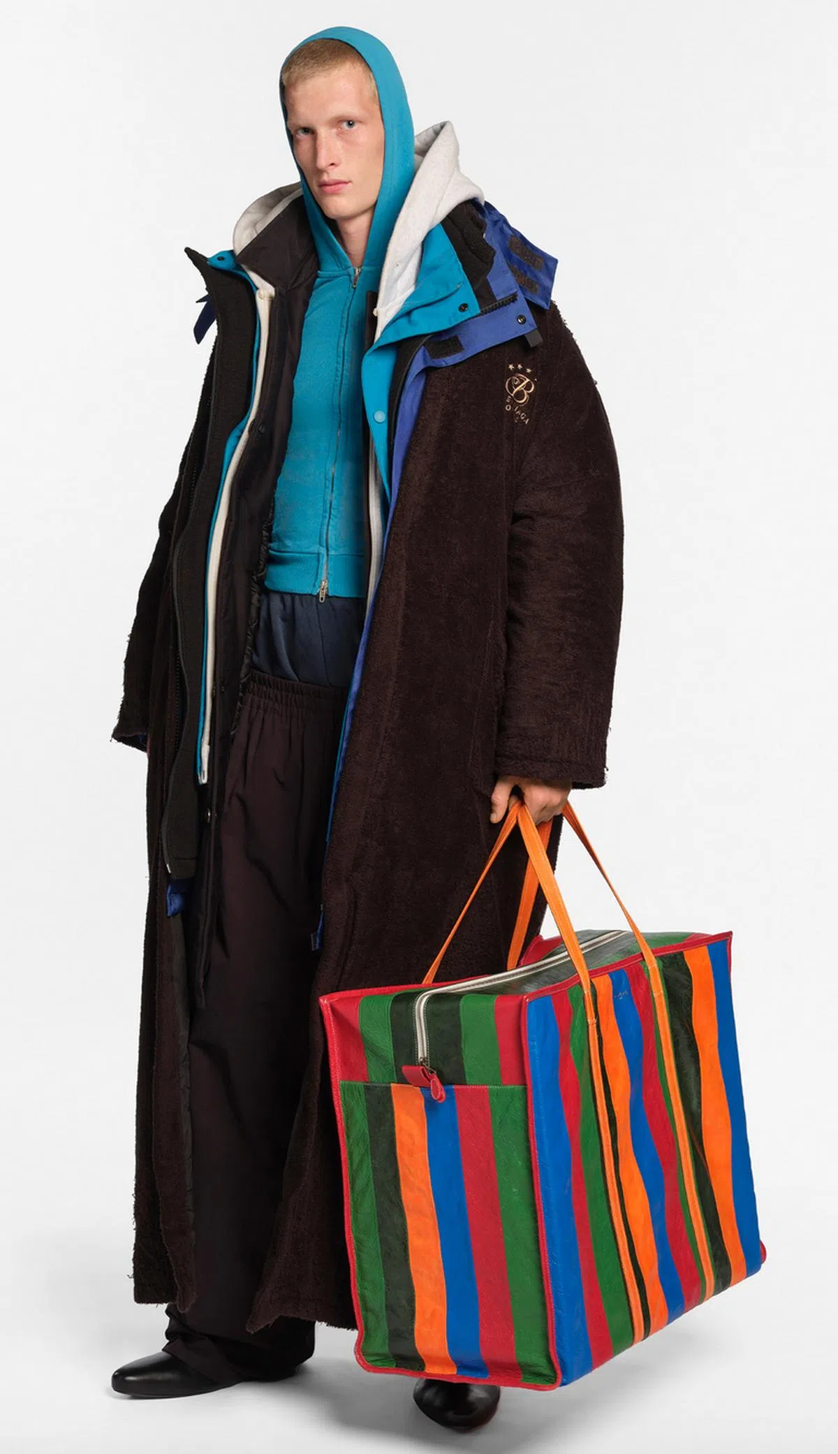 这款灵感取自“跑路袋”的昂贵皮袋当年推出时曾是饱受争议的话题。（取自品牌网站）