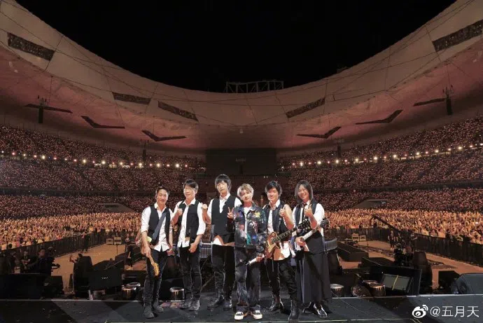 五月天在中国大陆办演唱会，请来王源（右三）当嘉宾。（取自微博）