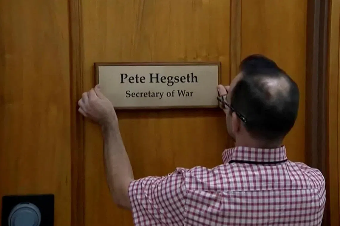 美国国防部长赫格塞斯办公室外挂的名牌已换成“战争部长”。（路透社）