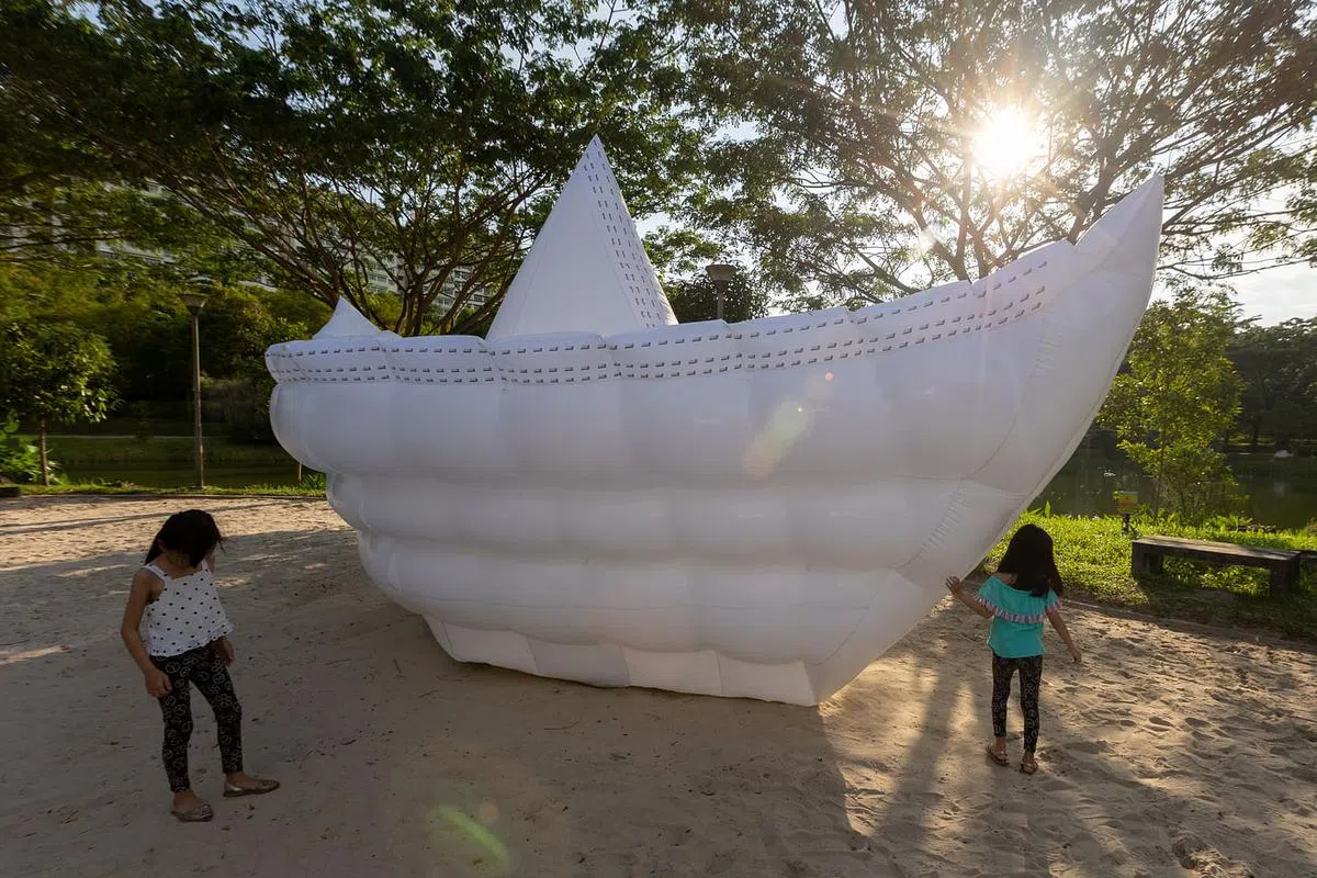 洪松年创作的长8米充气装置《漂浮》，像大白纸船，也像口罩。（张思庆摄）