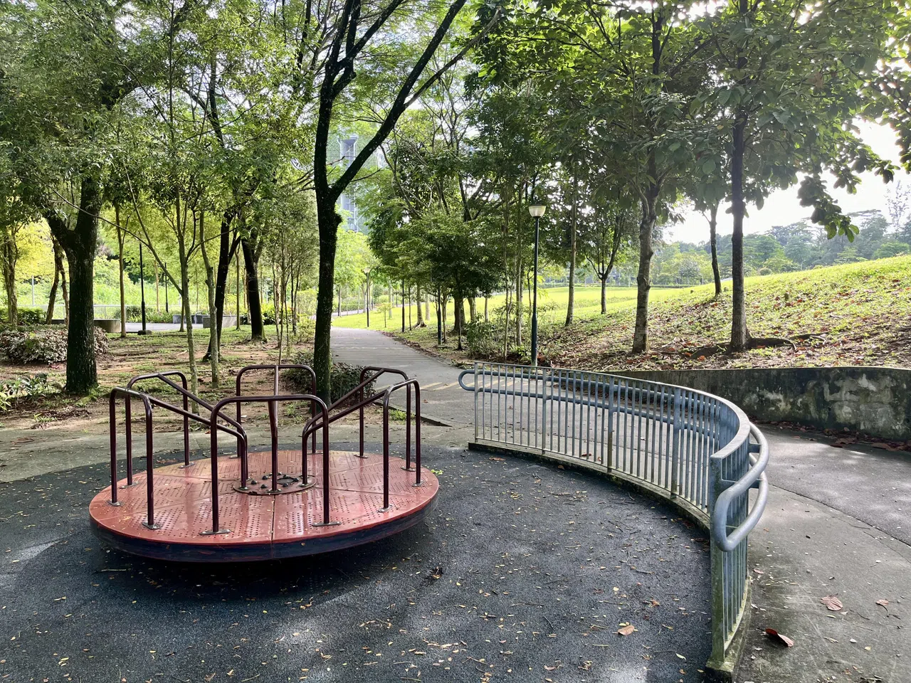 牛乳场公园连道旁的策士纳弄公园，傍晚和周末特别热闹，平日早上难得幽静。（陈映蓁摄）