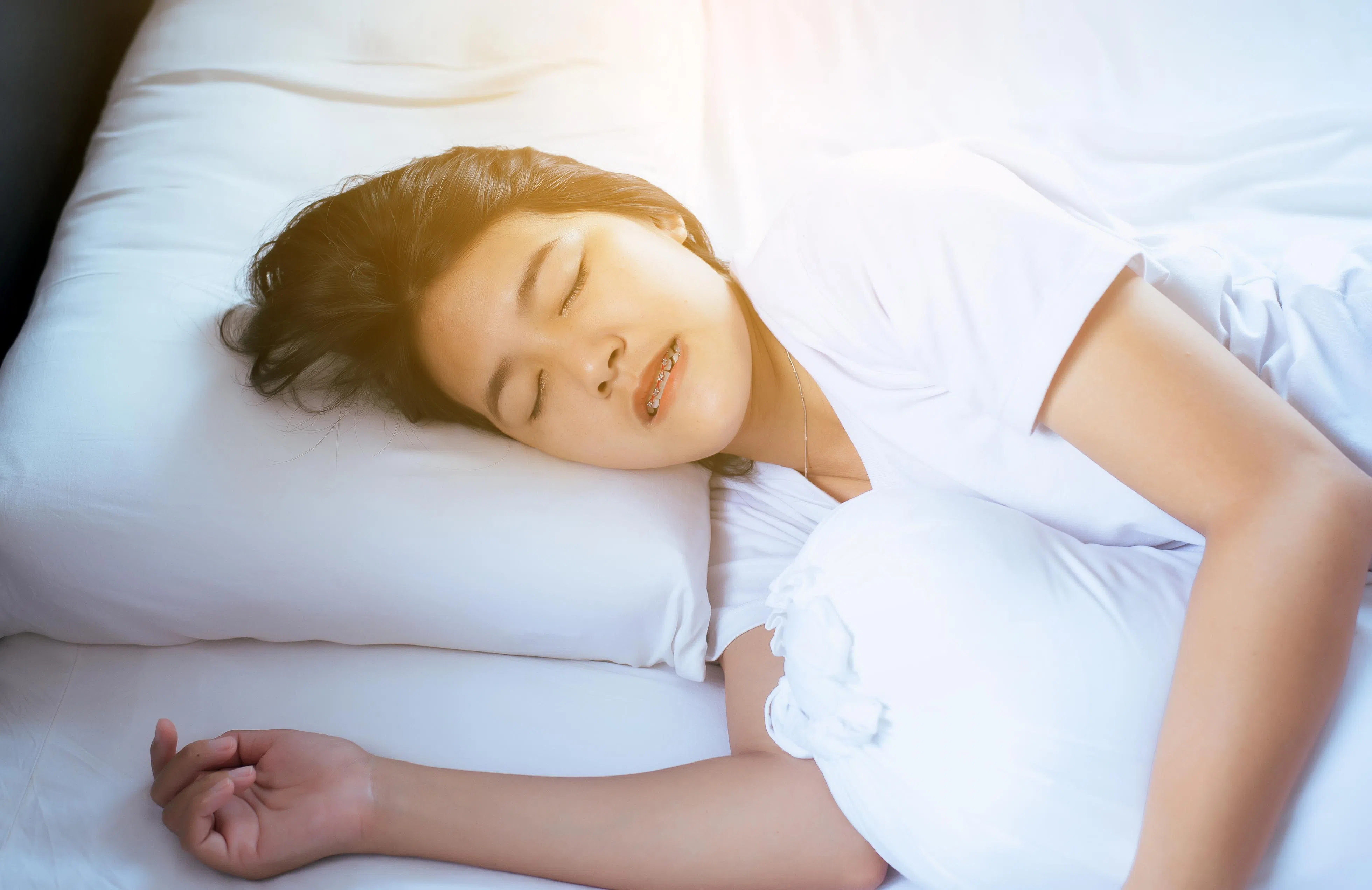 睡眠磨牙常不自知，多由伴侣或家人听见磨牙声，或牙齿出现异常后才发现。（iStock图片）
