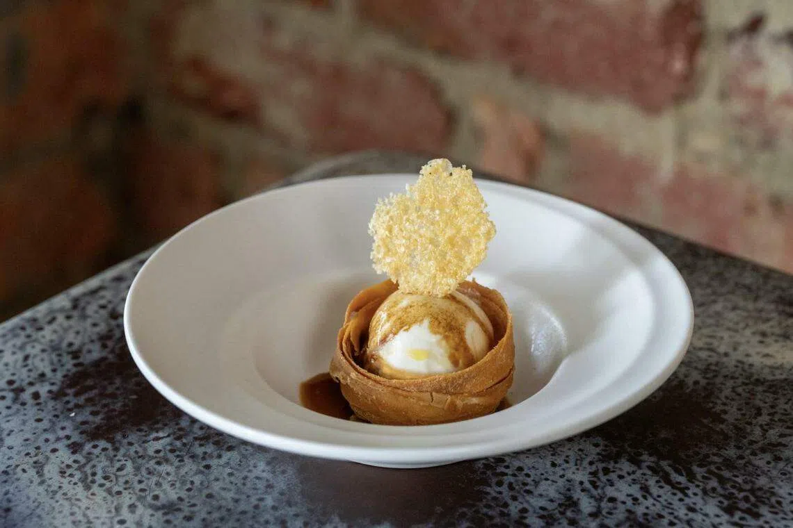 La Bottega Enoteca的雪糕甜点“Sfogliatella Riccia Gelato Al Parmigiano Reggiano 24 Mesi”，口感多层次。（餐馆提供）