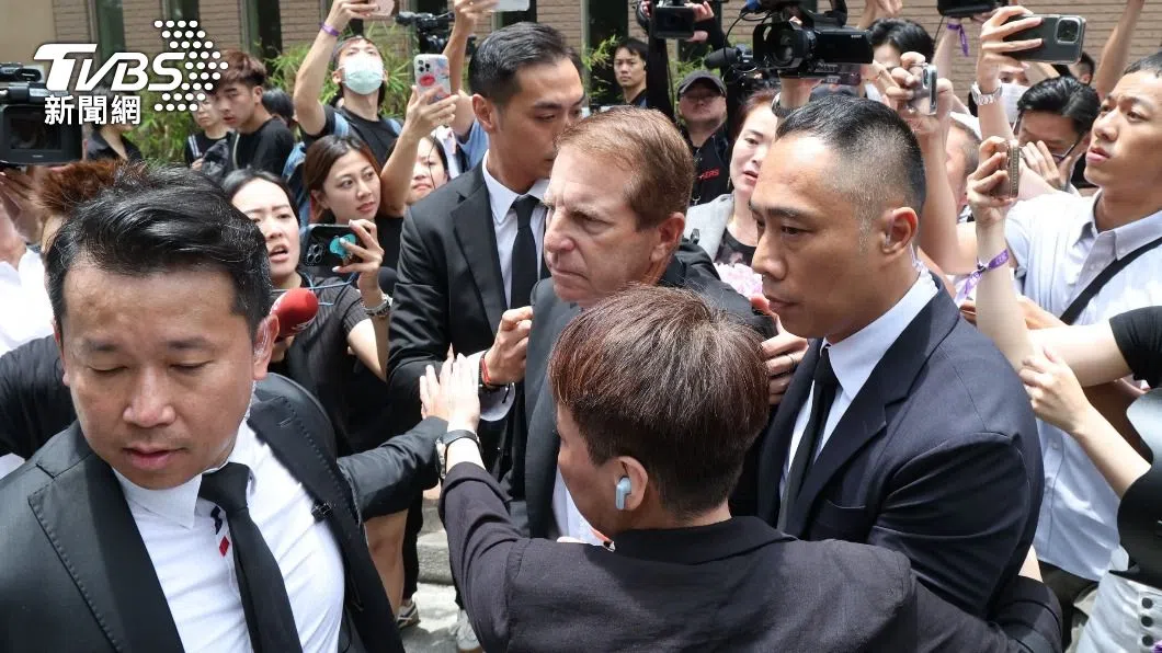 Bruce被保镖护送上车。（TVBS新闻网）