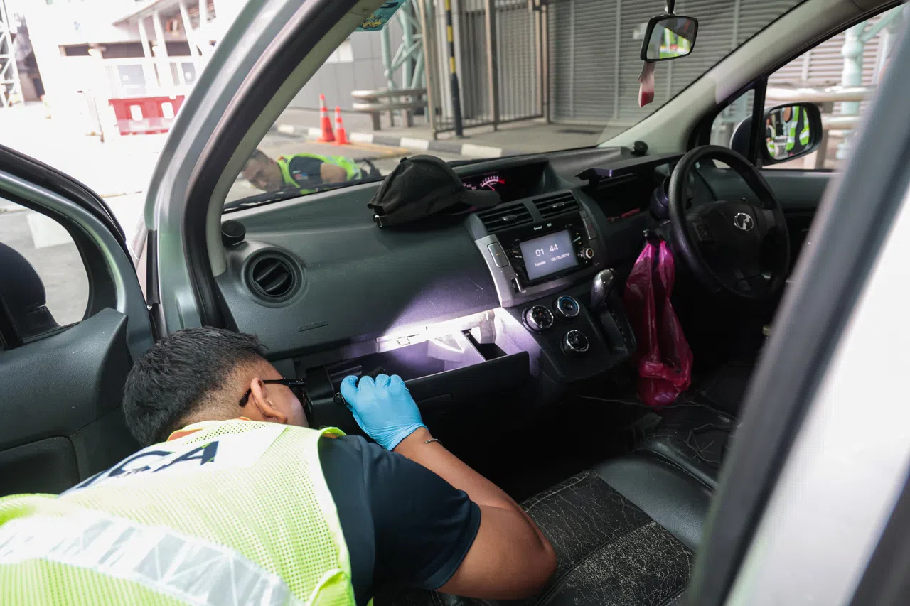 受过专业训练的移民与关卡局搜查与检验人员，会仔细检查汽车内外所有隐蔽部位，确保没有违禁品。（李冠卫摄）
