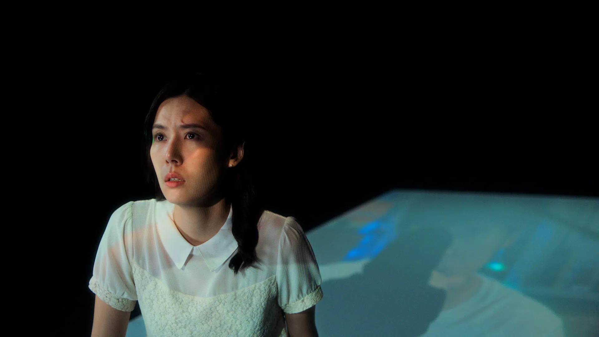 剧中有不少戏用绿色布景拍摄，黄思恬得靠想象力演出。（新传媒提供）