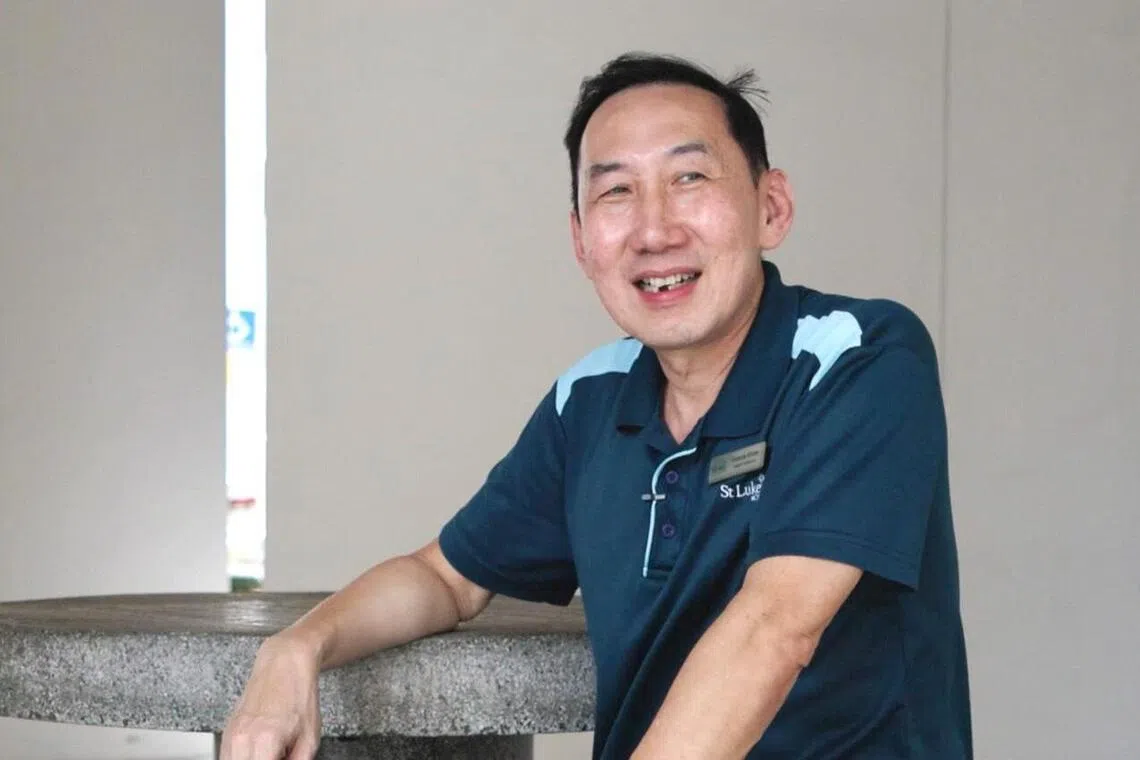 许悦朋告别企业生涯，在治疗助理的新岗位上重新找到自己的位置。（圣路加医院提供）