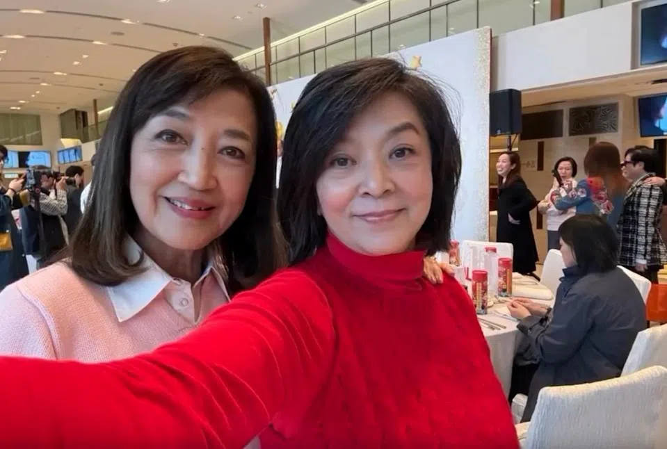 马海伦（左）和陈玉莲在生日派对上相见欢。（互联网）