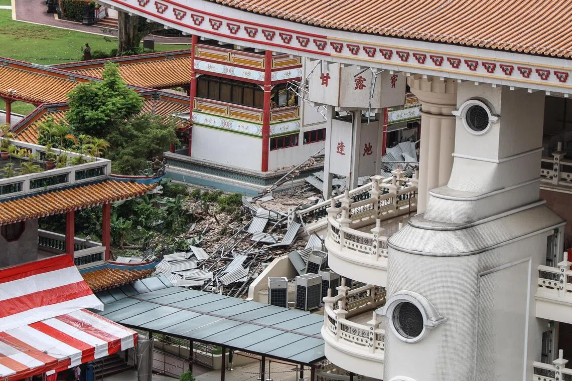 光明山普觉禅寺宏船老和尚纪念堂的部分屋瓦，11月26日（星期三）晚上8时左右因松动从屋顶滑落。（关俊威摄）