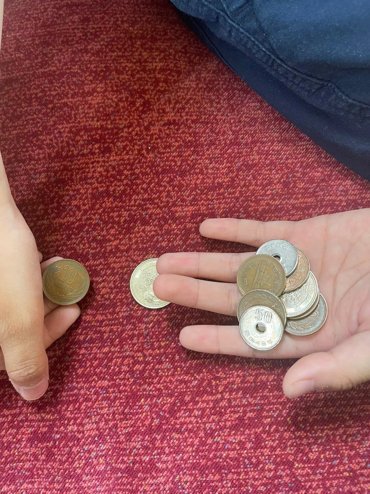 旅行时不妨让孩子接触外币，了解什么是兑换率，年龄较大的孩子可以让他负责计算花费。（受访者提供）