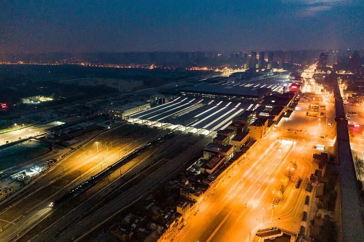 12月31日，西安火车站改扩建工程全面竣工投用后，一趟列车离站出发（新华社无人机照片）。 