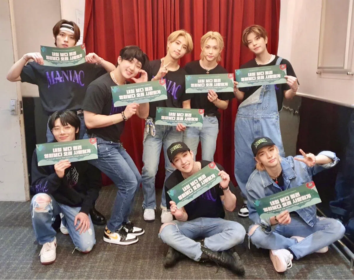 Stray Kids拿着粉丝们为他们准备的横幅。（JYP娱乐提供）