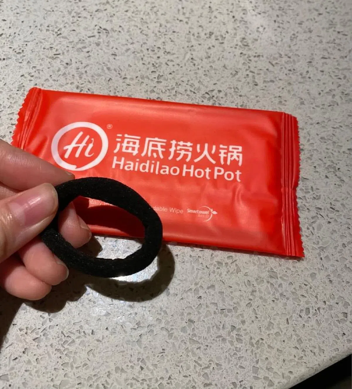 海底捞赠送的发圈给女性带来方便，深受她们的喜爱。（取自奥莉薇亚小红书）