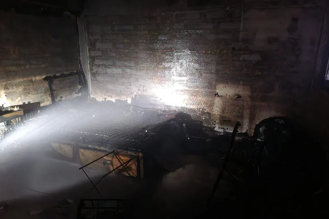 马西岭路第4座组屋的一个单位失火。（取自新加坡民防部队脸书）