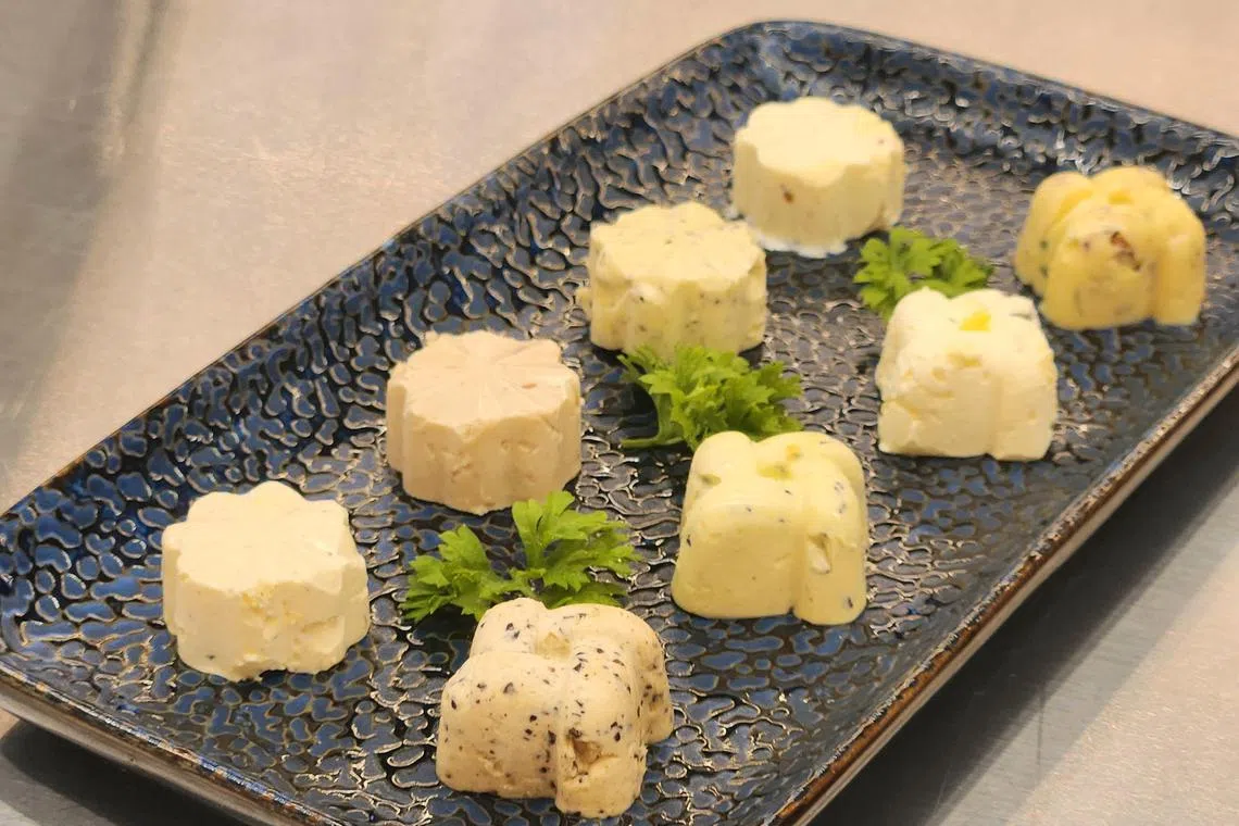 Chateaux的自制牛油有娘惹叻沙和咸蛋黄风味。（陈爱薇摄）