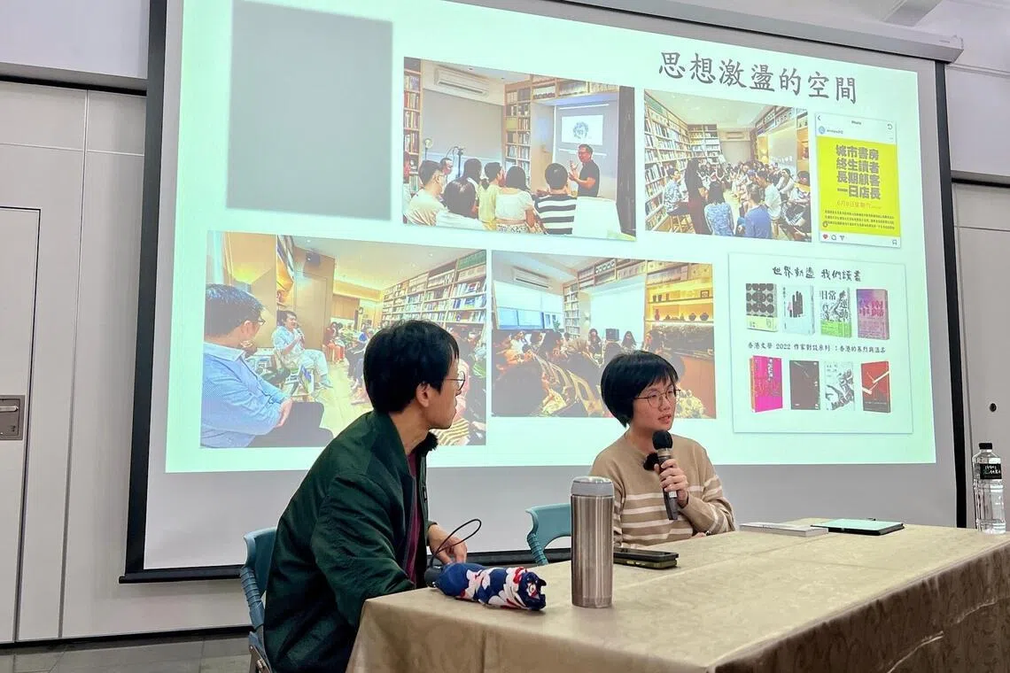 城市书房店长陈婉菁（右）与时代精神书屋出版人黄佳毅，在二二八纪念馆分享“从多语的夹缝中前行——新加坡的书业风景”。（受访者提供）