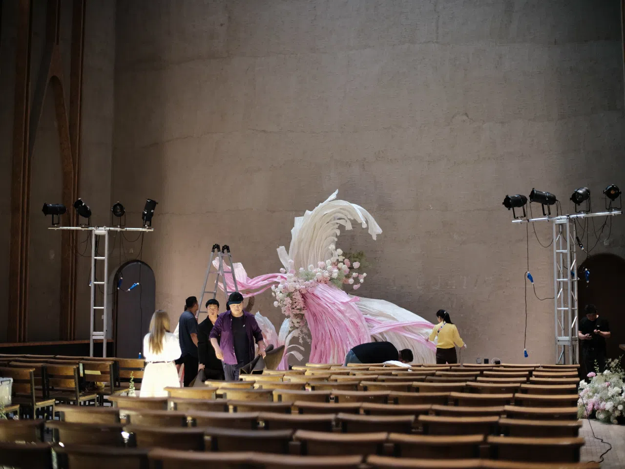 黄宇哲不仅安排豪华求婚场地，还为Lulu制作歌曲。（受访者提供）