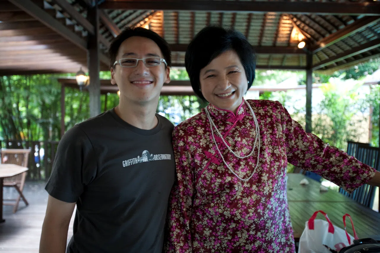 本地导演蔡於位（左）邀得郑佩佩担任他首部长片《还魂》的主角之一。（受访者提供）