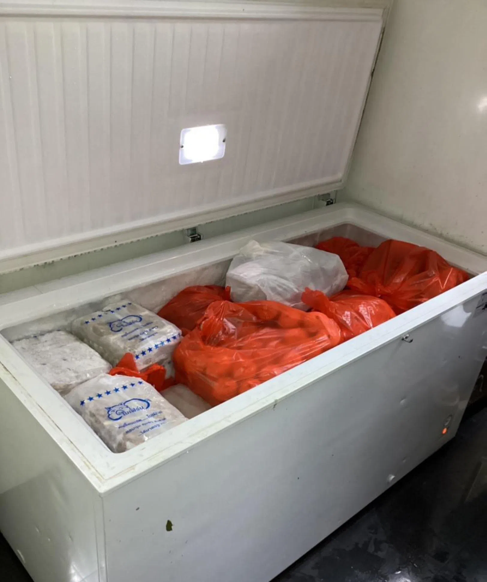 执法人员去年7月12日对迷你超市进行检查时，发现约186公斤用于销售的各种肉类和鱼类产品。（新加坡食品局提供）