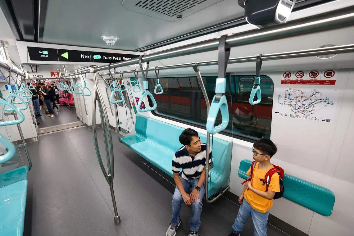 新列车不仅提供更宽敞的车厢空间，还设有符合人体工程学的站立座椅，让乘客在没有座位可用时能够依靠着站立座椅，减轻疲劳感。（陈渊庄摄）