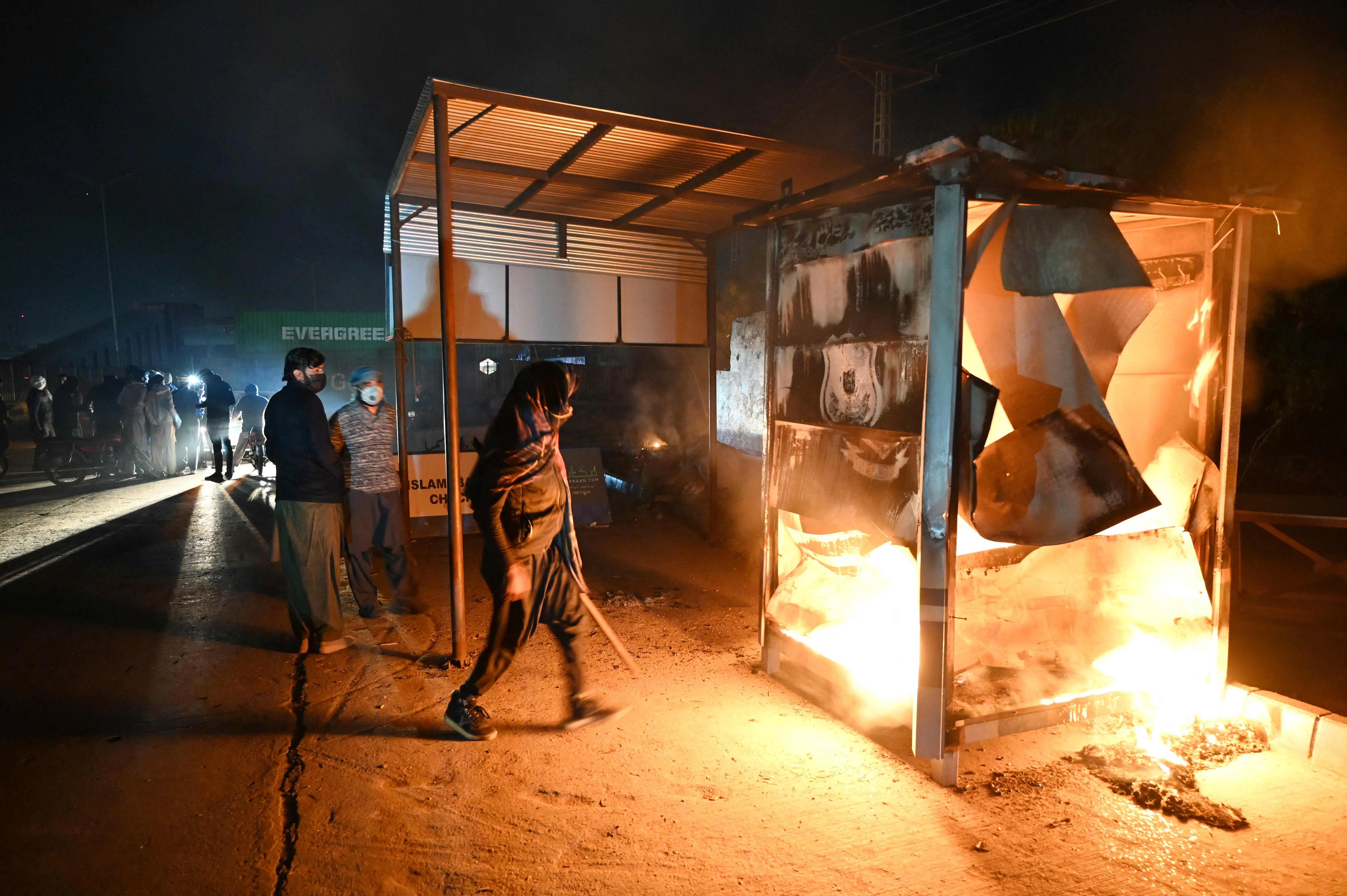 11月25日，正义运动党支持者焚烧一处警察检查站。（法新社）