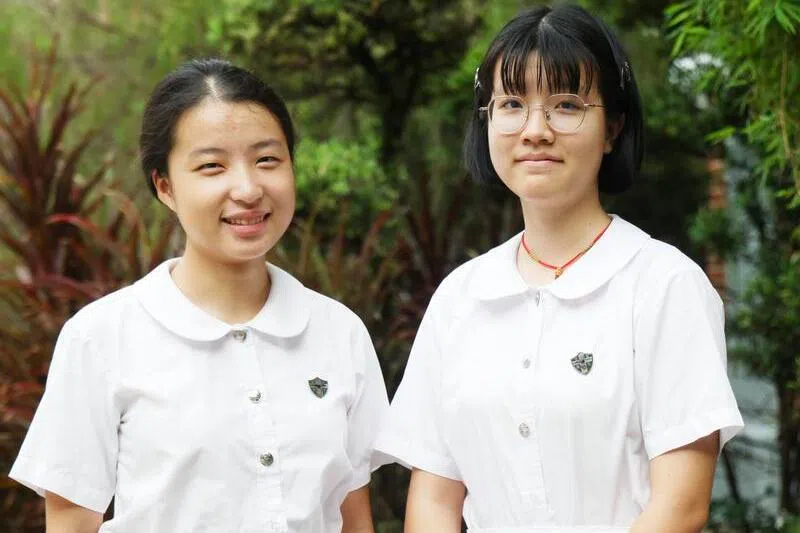 高熙媛（左）第一次参加比赛，每周会在 《早报校园》网站上做闯关练习题。