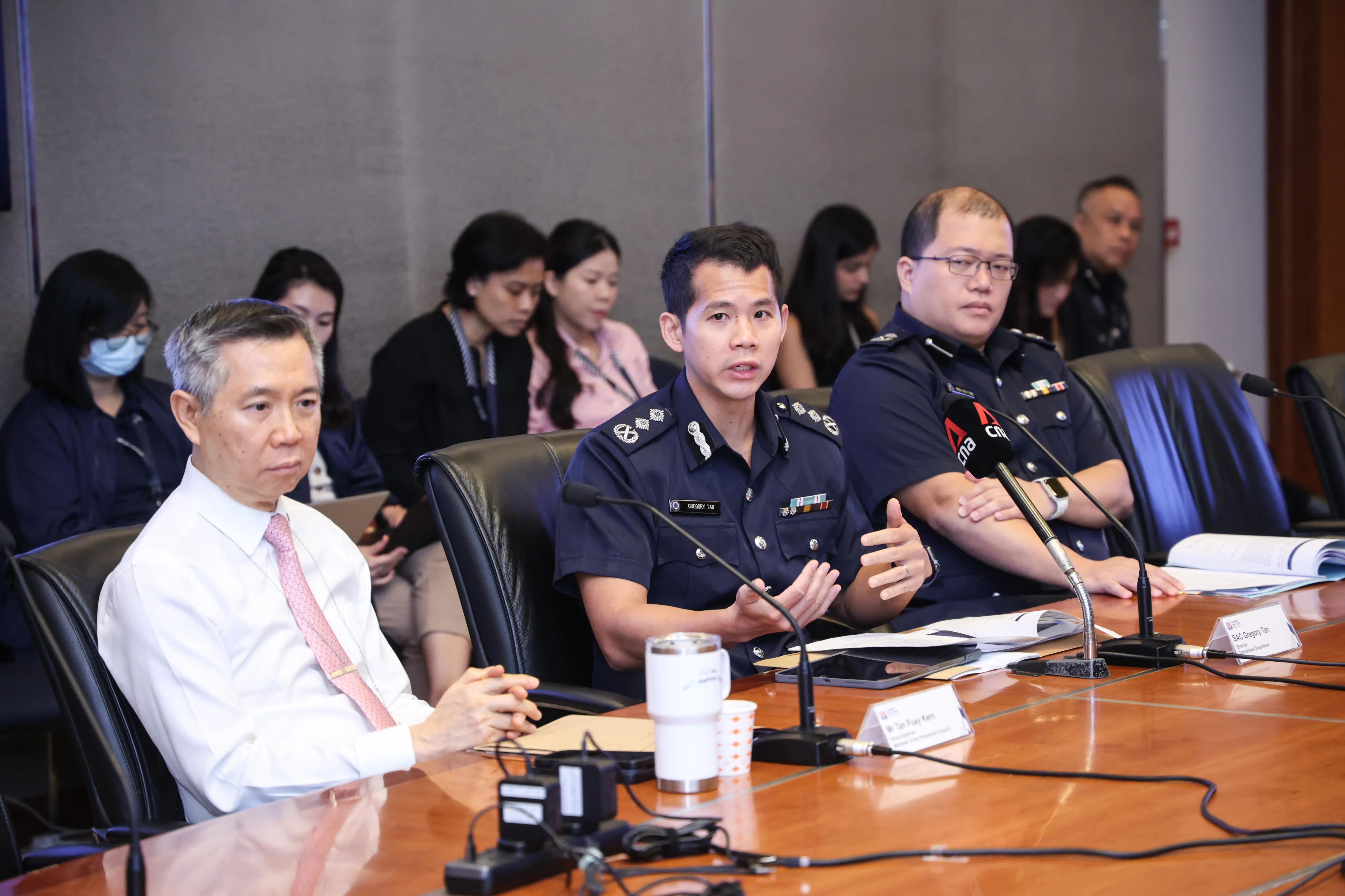警方行动局局长高级助理警察总监陈秀鑫（左二）在公布2024年全年实体罪案数据说明会上说，科技的进步提升了警方的破案能力，使警方能更有效地将嫌犯缉拿归案。（关俊威摄）