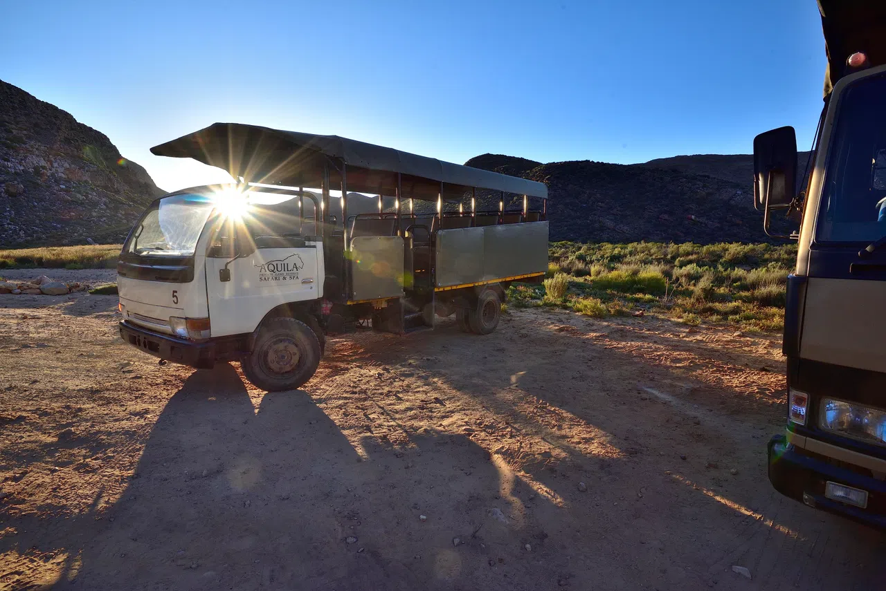 我们乘坐的开放式游览车。（陈鹏志摄）