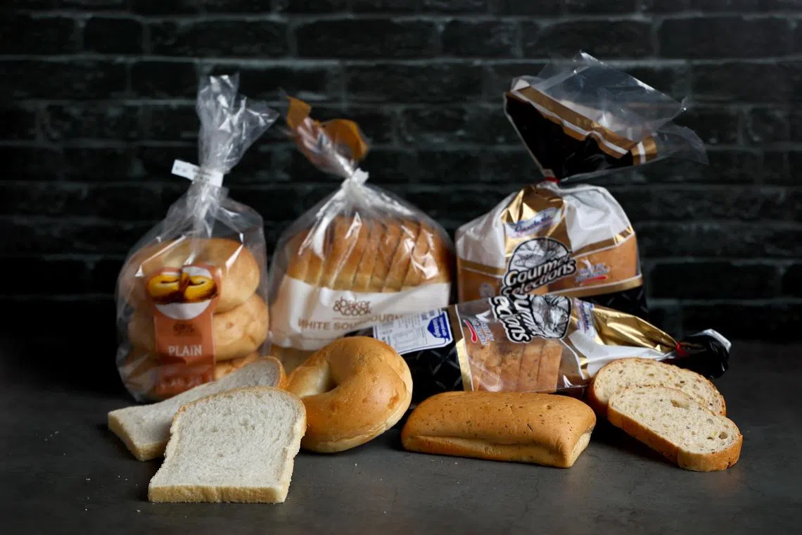 超市售卖Baker and Cook和Gardenia的酸种面包。（龙国雄摄）