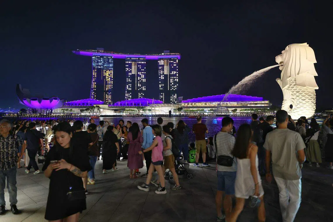 为响应“城市变蓝”（City Turns Blue）的活动，滨海湾金沙亮起蓝色灯光。（林明顺摄）