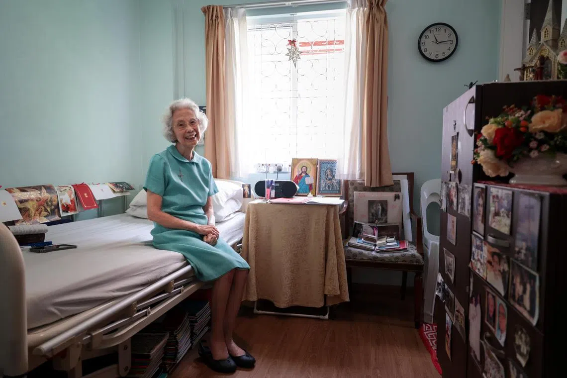 79岁的奥利维亚六年前搬入武吉知马路的圣伯纳德生活辅助村，住在自己附带浴室的房间。这个有地住宅设施共有九个房间，以及客厅等公共活动空间。（张俊杰摄）