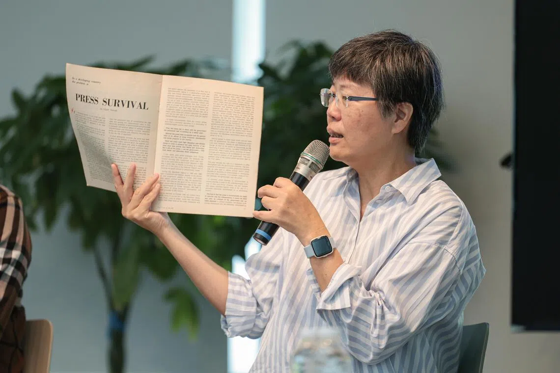 李慧玲展示陈加昌生前赠予她的历史报章，提示着媒体业如何度过危机。（李冠卫摄）