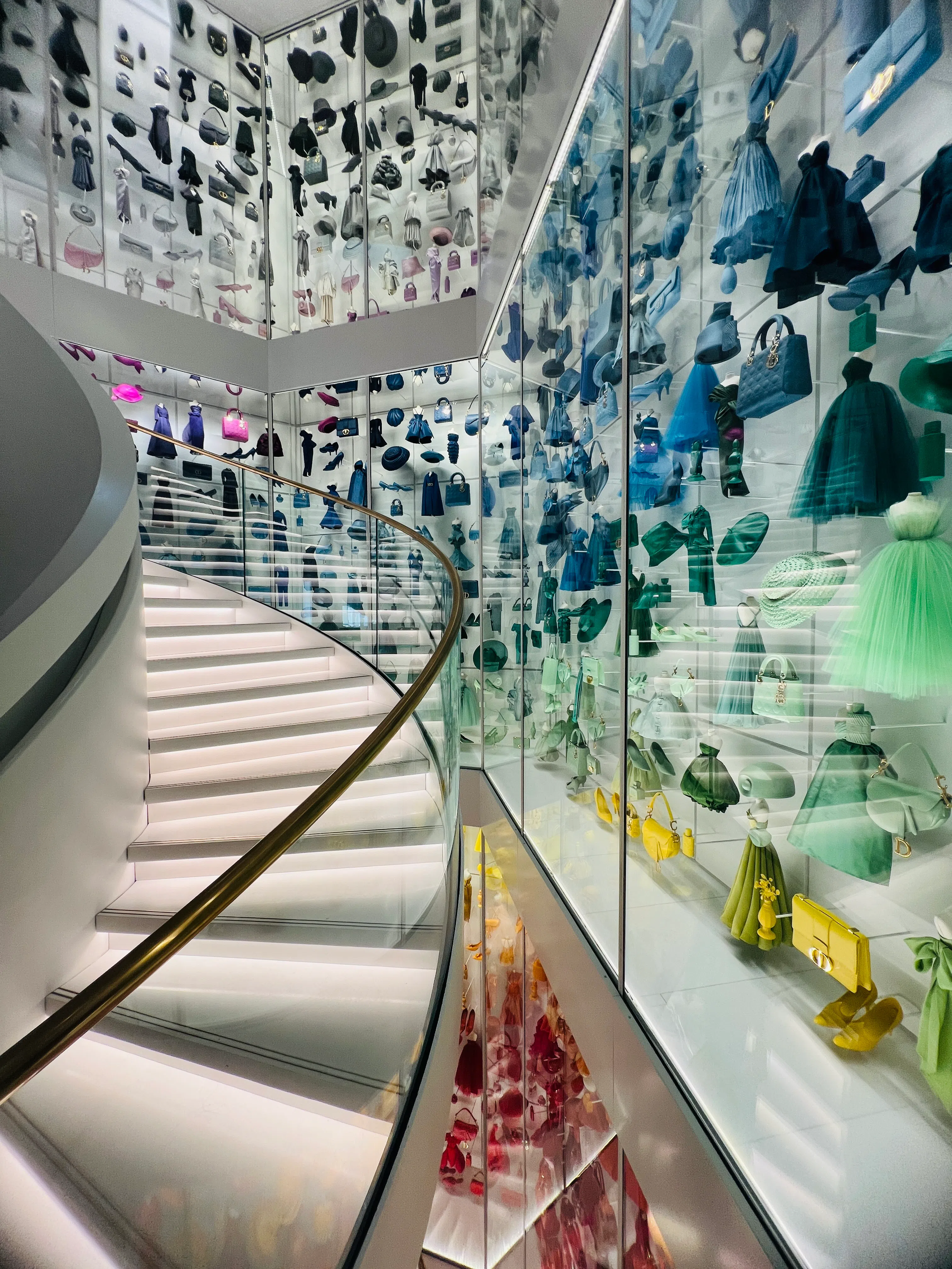 迪奥博物馆里展示了约两千件的迪奥产品。（叶孝忠摄）