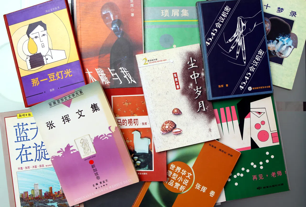 张挥早期代表作《45.45会议机密》（上排，右二）与其他出版品。（档案照）