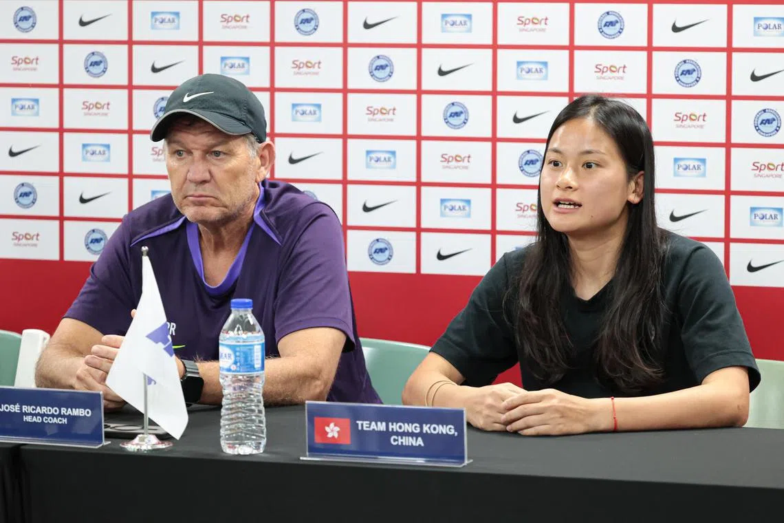 香港队巴西籍主帅蓝波（左）认为，虽然曾带队在2022年两度战胜雌狮，但雌狮在首场闭门进行的友谊赛给了自己的球队不小挑战。（李冠卫摄）